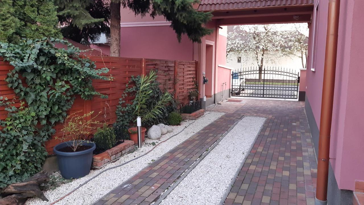 Alom Apartman Hajduszoboszlo Bagian luar foto