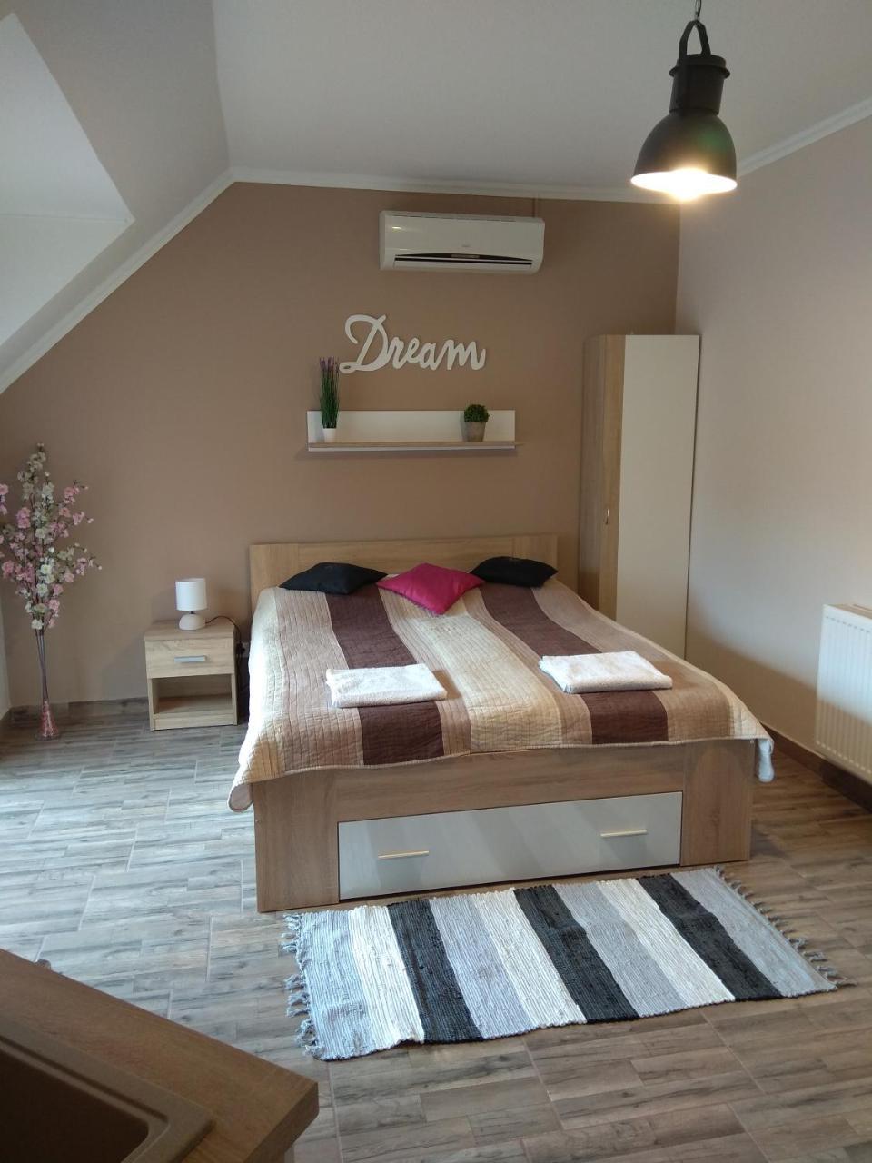 Alom Apartman Hajduszoboszlo Bagian luar foto